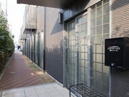 建物外観と看板