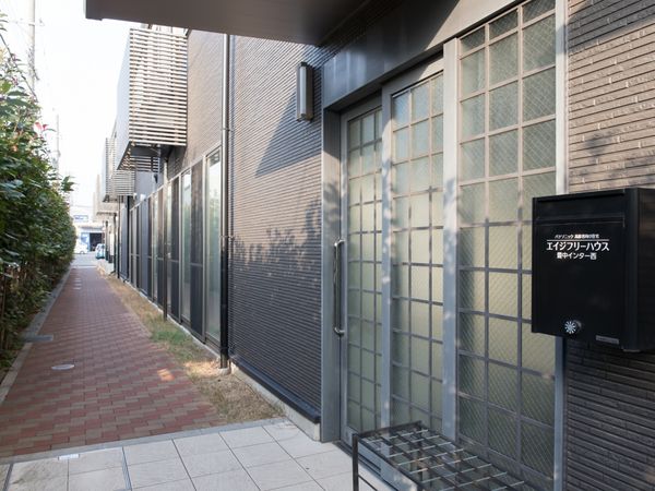 建物外観と看板