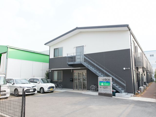 清潔感のある建物の外観 外観 清潔で明るい建物外観は、快適な環境でのお仕事を約束しています。駐輪スペースも完備され、通勤も便利です。