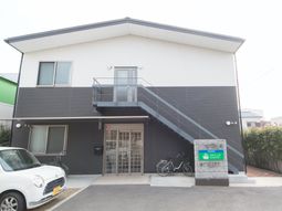 モダンな外観の建物