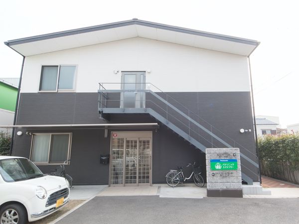 モダンな外観の建物