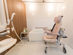 バリアフリー設計の浴室