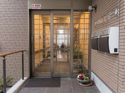 エントランスの明るい出入口