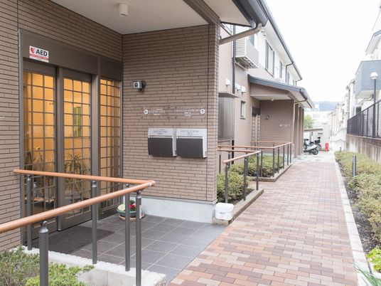 施設入口の明るい通路