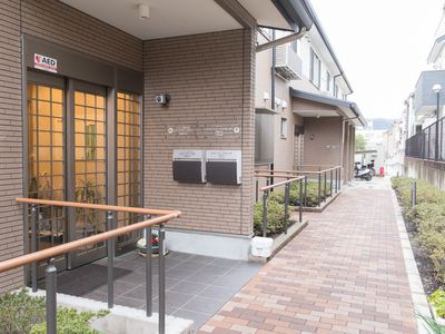 施設入口の明るい通路