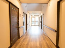 明るく清潔な廊下