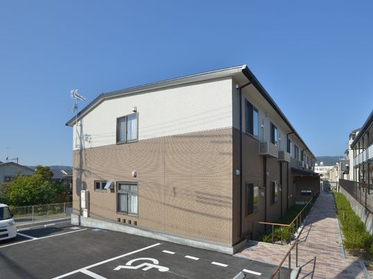 茶色の外壁の建物正面