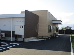 明るい光の施設外観