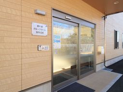 明るい入り口と案内板