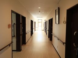 廊下の明るい様子