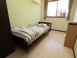 居室のベッドと窓