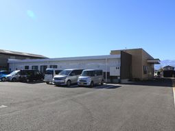 青空背景の建物正面