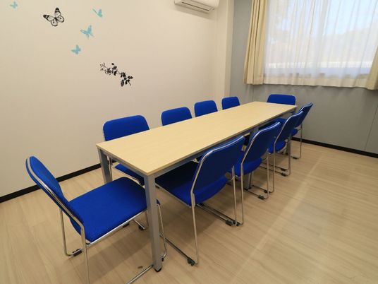 青い椅子の会議室