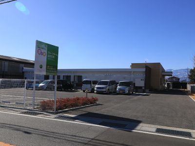 ゆったりとした駐車スペースの外観