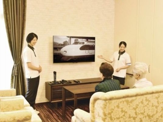 リビングで笑顔のスタッフ