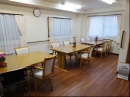 木製テーブルが並ぶ部屋