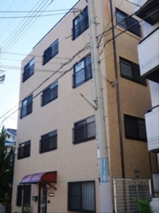 ベージュの外観の建物
