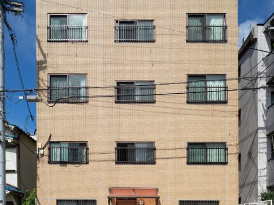 落ち着いた雰囲気の外観
