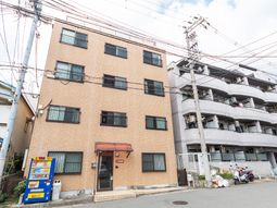 朱色の看板がある建物