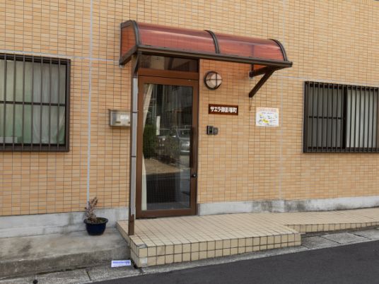 印象的なエントランスの施設