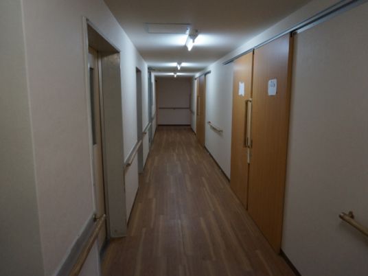 清潔感ある廊下の風景