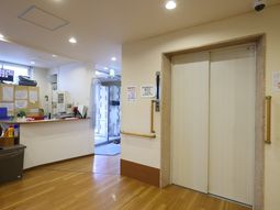 清潔なロビーのエレベーター