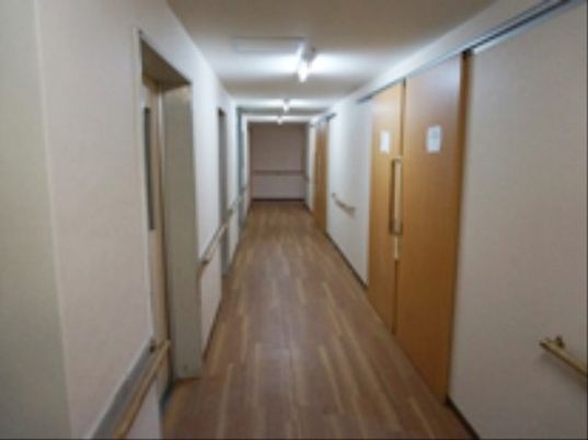 長い照明の施された廊下
