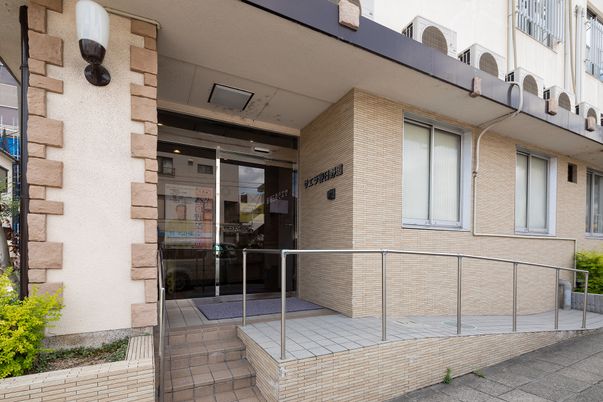 明るく開放的な施設エントランス