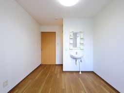 洗面台がある明るい部屋