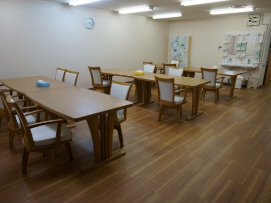 清潔で広々としたダイニング