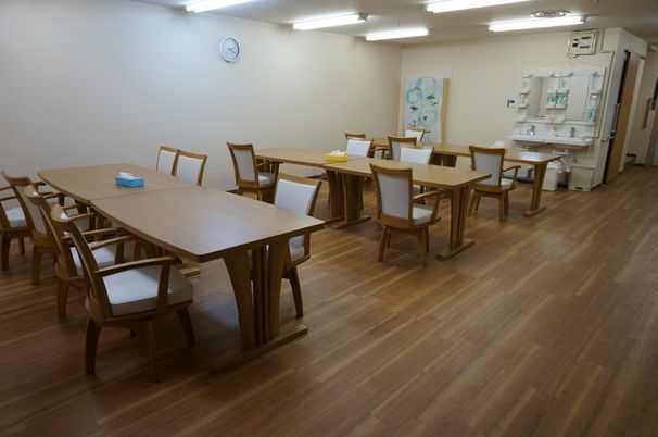 清潔で広々としたダイニング