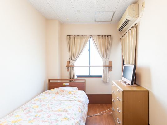 明るい個室の居室