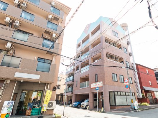 多階層の建物外観