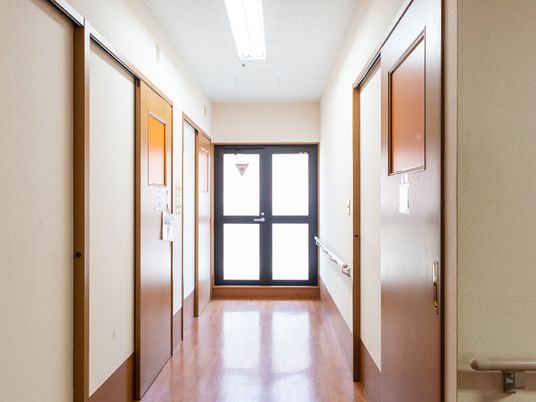 明るく清潔な廊下
