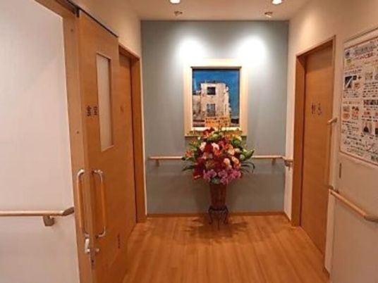 廊下に花束と掲示物