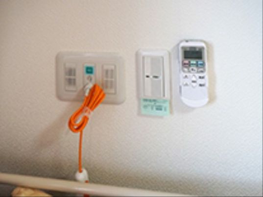 壁のコントローラとスイッチ