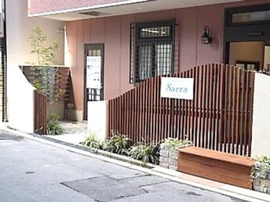 ピンクの外壁エントランス