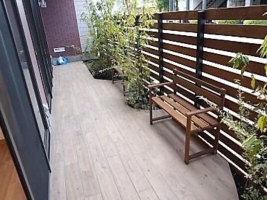 屋外のベンチ付きテラス