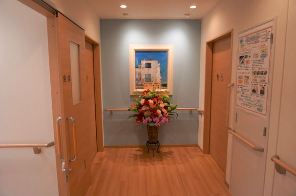 手すり付きの綺麗な廊下