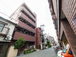 赤茶の建物の外観