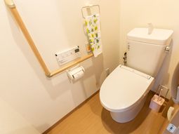 手すり付き清潔なトイレ