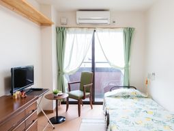 居室のベッドと家具