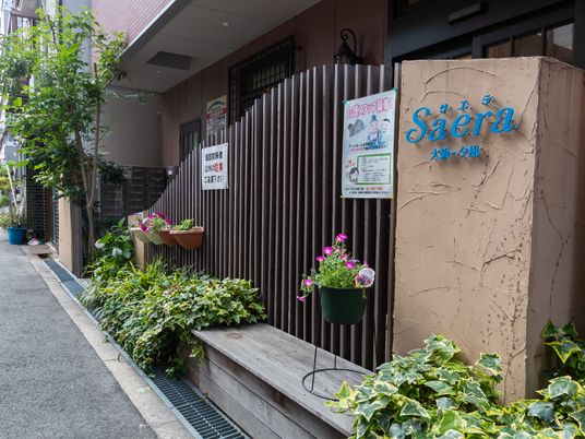 外に花のある建物入口
