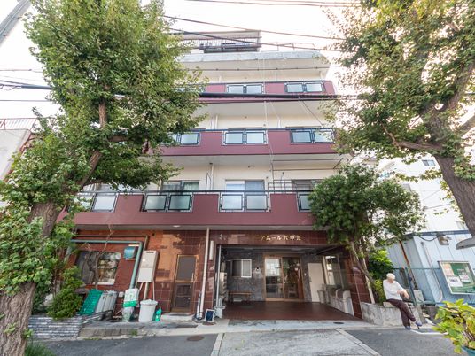 緑に囲まれた施設正面