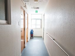 明るい廊下と車椅子