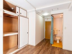 洋室とトイレのある空間