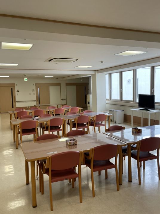 広々とした共有ダイニング