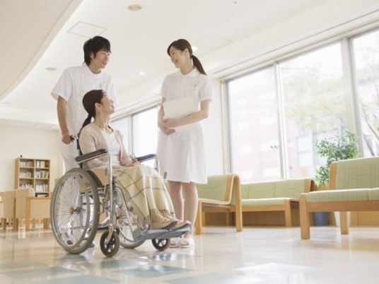 車椅子の利用者と職員