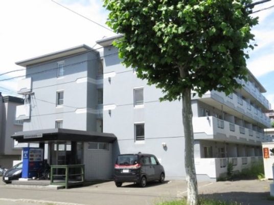 青空の下の建物外観