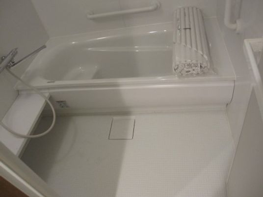 白い清潔な浴室